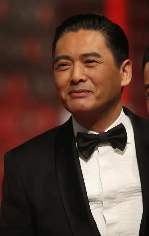 组图:周润发下月将参与摄影展 一头白发与作品合照风采依旧