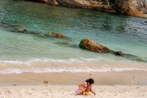 赶海的小姑娘光着小脚丫.