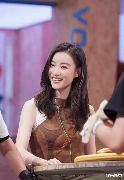 倪妮是一位实力派女演员,曾凭借张艺谋导演的《金陵十三钗》中的玉墨