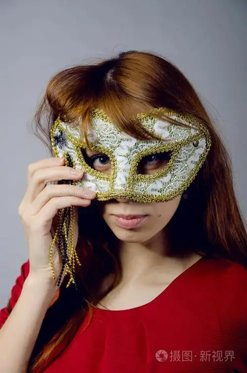 穿红衣服戴面具的年轻女孩