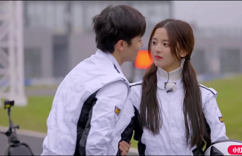 杨超越,侯明昊因戏生情?吻戏,对视超甜,网友直呼:求2次搭档