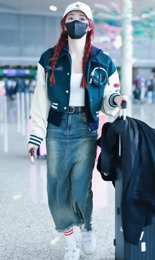 周洁琼机场造型路透穿绿色棒球服配牛仔裙潮范儿少女既视感