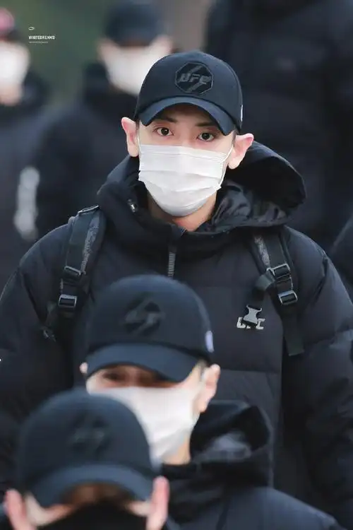 朴灿烈正式退伍#入伍前为粉丝准备了每个月的视频礼物.