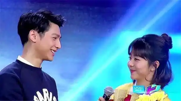 谭松韵说了罗云熙的名字.她说他们一起玩过侦探类游戏.