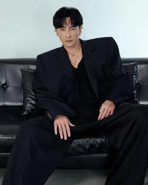 lvr星光#郑元畅超话身穿来自 luisaviaroma 的 dries van noten 单品