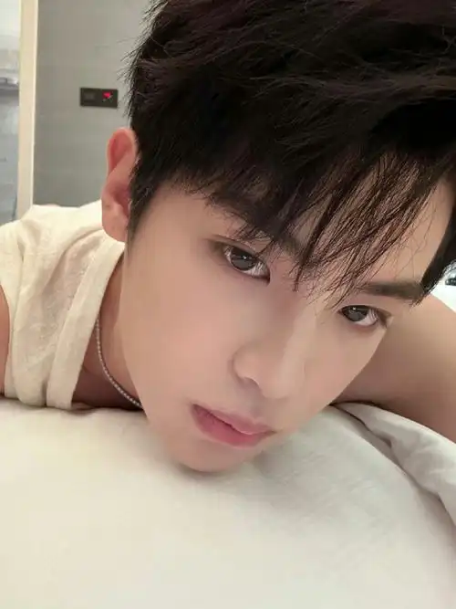 黄明昊#全网最会自拍的小男孩justin