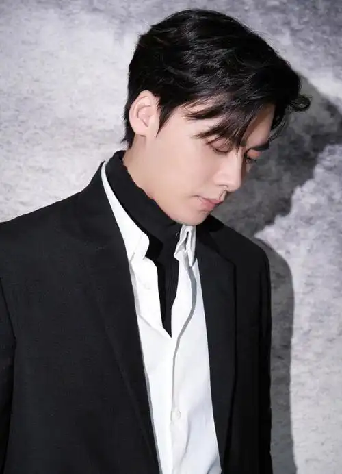 李易峰微博电影之夜红毯造型写真释出着黑白西装衬衫儒雅帅气