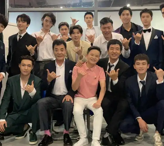 众男星大合影张艺兴王一博出镜李易峰携2位初代顶流同框