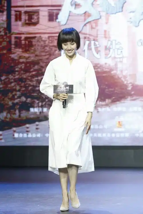 所以在搭配衬衫裙的时候,女生们可以选择用高跟鞋来结合自己