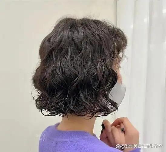 下面这款齐耳短发烫发是一款又a又飒的发型,可爱感十足,这款发型也是
