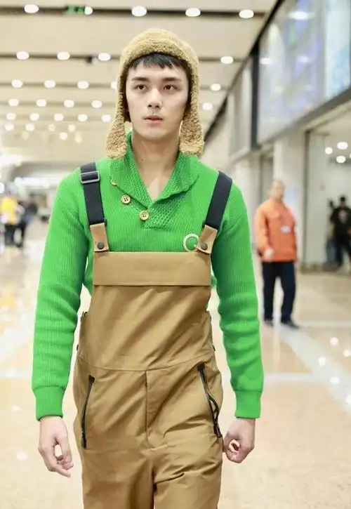 吴磊现身机场穿绿色针织衫搭背带裤超可爱身高182cm反差萌