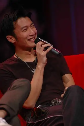 图文证人发布会谢霆锋笑开怀