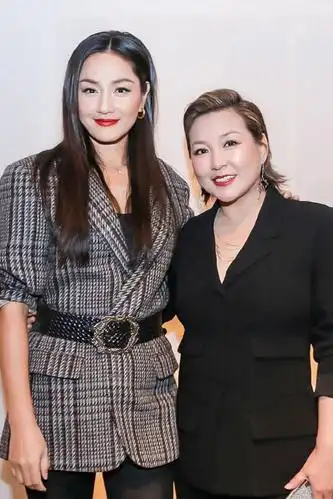 瞿颖大姐大派头十足!白色西装穿出御姐范,被超大耳饰抢"风头"