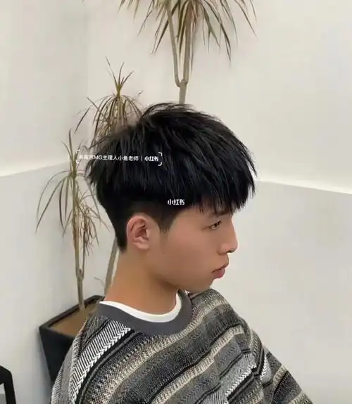 男生碎盖烫烫型不烫卷的发型阳光帅气