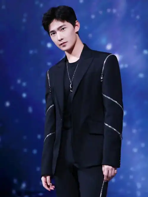 杨洋在中国网络视听年度盛典,今晚的第二套造型,来自alexander