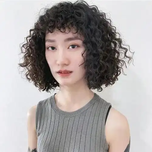 俏皮感十足2羊毛卷满烫发扎发发型如果觉得羊毛卷太炸了,向