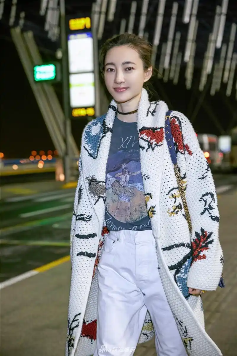 王丽坤俏皮现身上海机场 素色穿搭清新自然