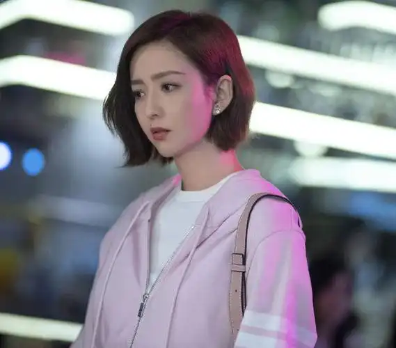 佟丽娅《爱的厘米》化身酷飒机长,百变演绎冬日潮酷穿搭,太吸睛