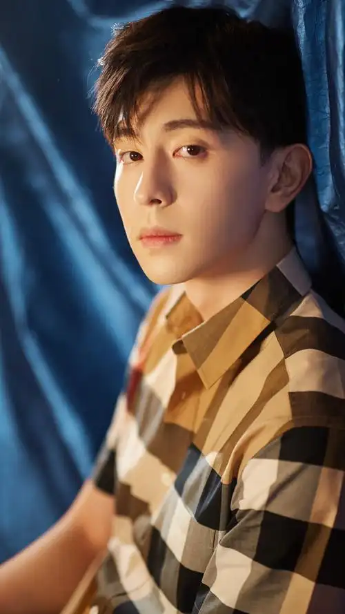 邓伦帅气文艺写真手机壁纸