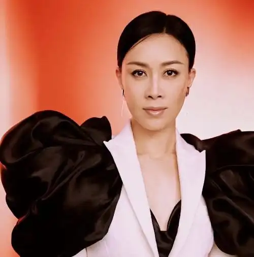 在节目中,女歌手那英总是欺负新人.