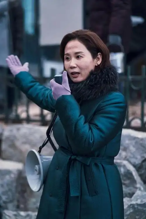 于是她跟珉圣的太太慏和(朴宝英 饰)说了这件事之后,趁他们外出寻找