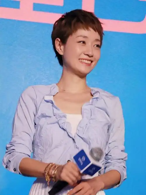 马伊琍现身穿百褶裙大秀长腿离婚后状态越来越好