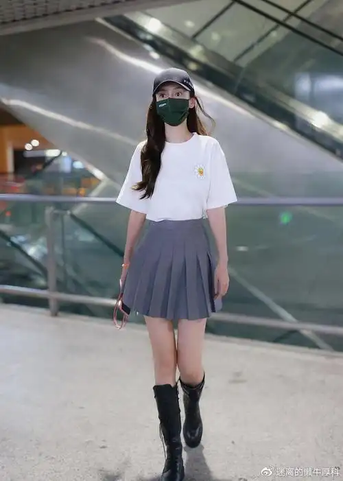 baby穿白t恤百褶裙秀少女腿 造型清新