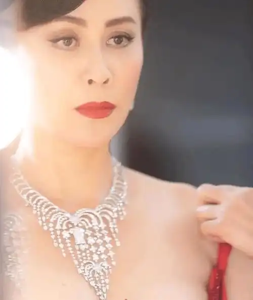 54岁刘嘉玲素颜惊艳时光!美肌保养秘诀公开_嘉玲姐_背部_运动