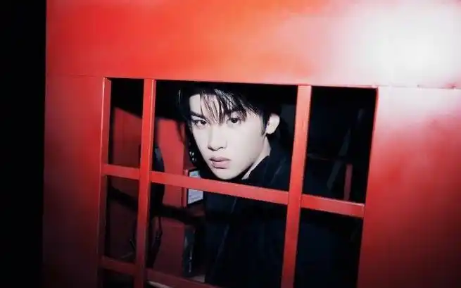 黄明昊暗黑光影氛围感大片##黄明昊在电话亭里