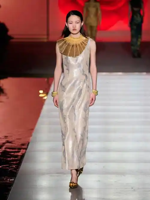 新中式穿搭爆火,这届年轻人为何青睐国风服饰?_文化_雅莹_传统