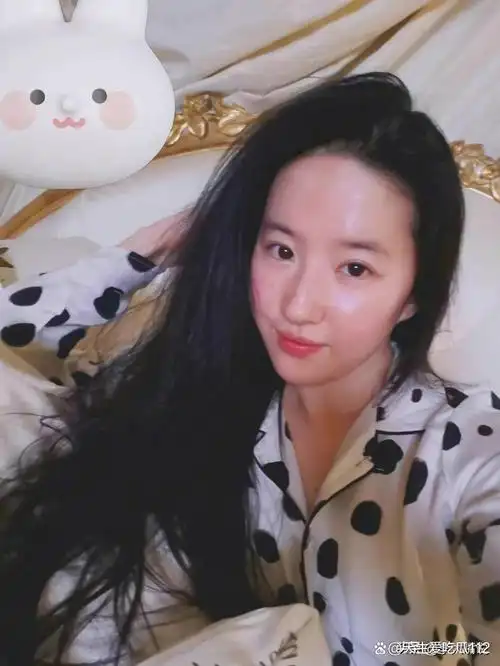 满脸浓妆艳抹,忍了刘亦菲和关晓彤,看到章子怡不禁喷饭满案