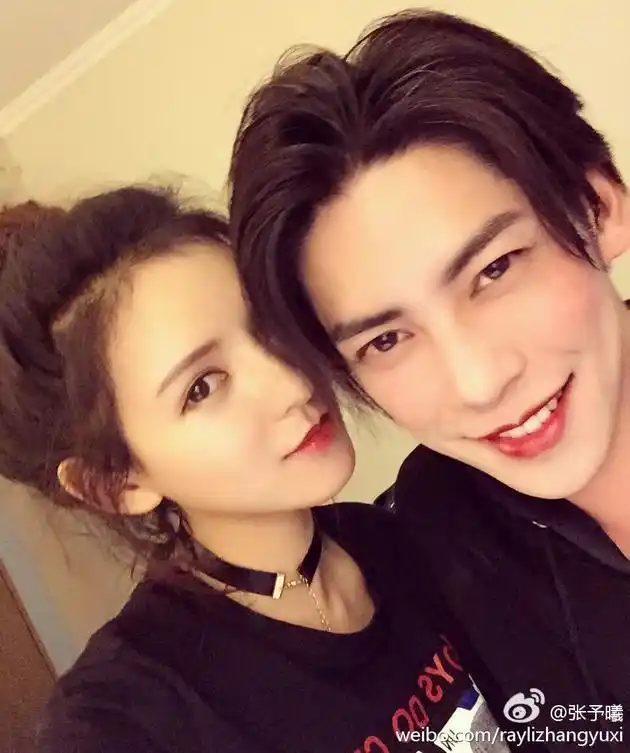 思聪前女友张予曦为男友化妆 网友:夫妻相配一脸