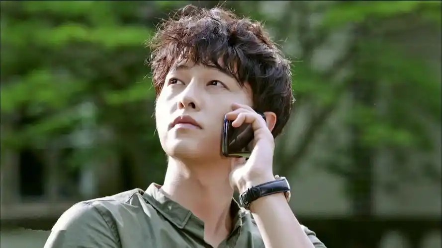 宋仲基《善良的男人》卷发墨镜帅气剧照桌面壁纸下载