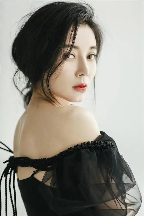 今天生日的演员刘敏曝光了一组杂志大片.