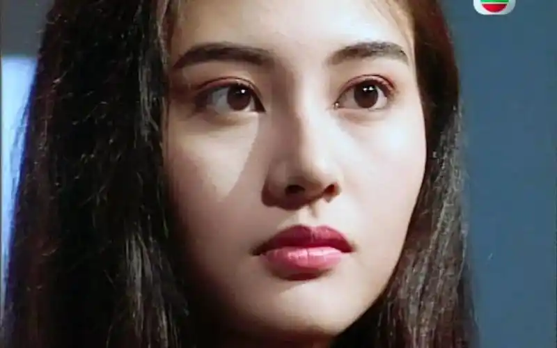 早期的李嘉欣才是浓颜美女的代表,这颜值吊打现在的小花们