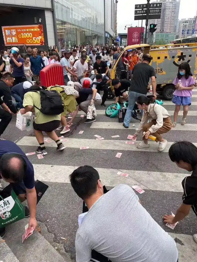 长沙黄兴路街头天上掉钱?