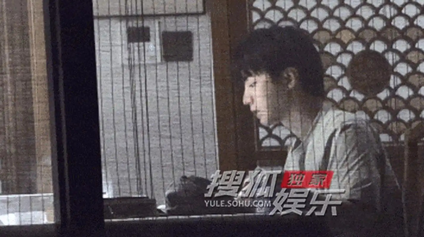 镜头下,王俊凯和助理围坐在火锅前,热气腾腾的锅里翻滚着各种美食.