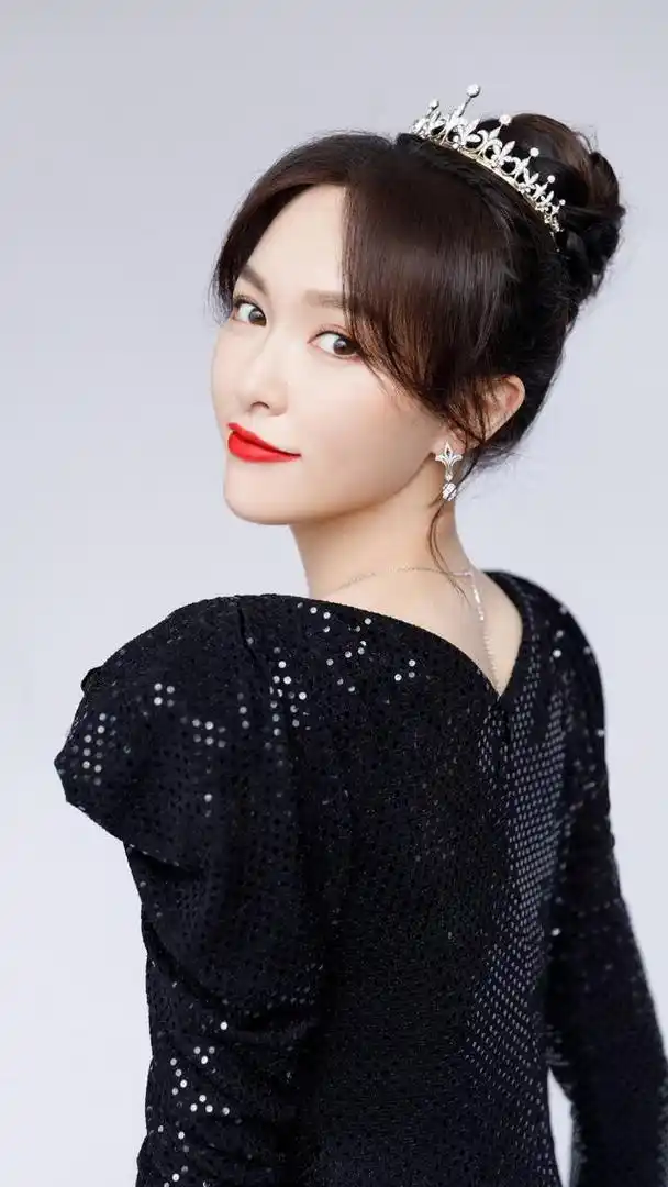 演员唐嫣,结婚生女后身材依旧出众,自律的女人最美,请看美照