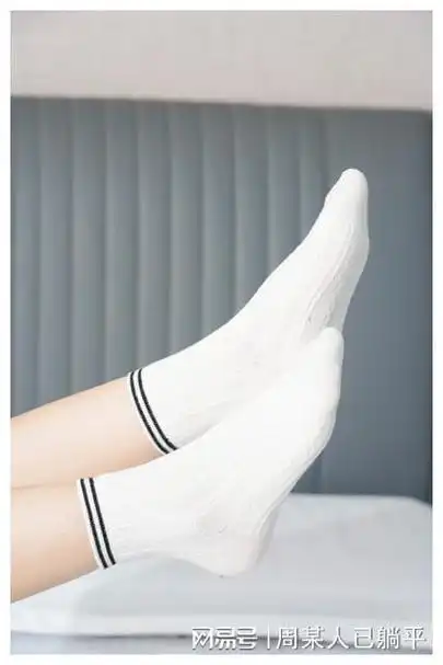 白色袜子难洗妙招哥教你1招洗完和新的一样
