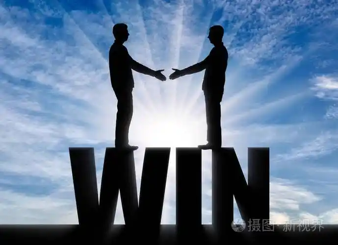 两个人将握手站在这个词的胜利双赢理念与企业互利