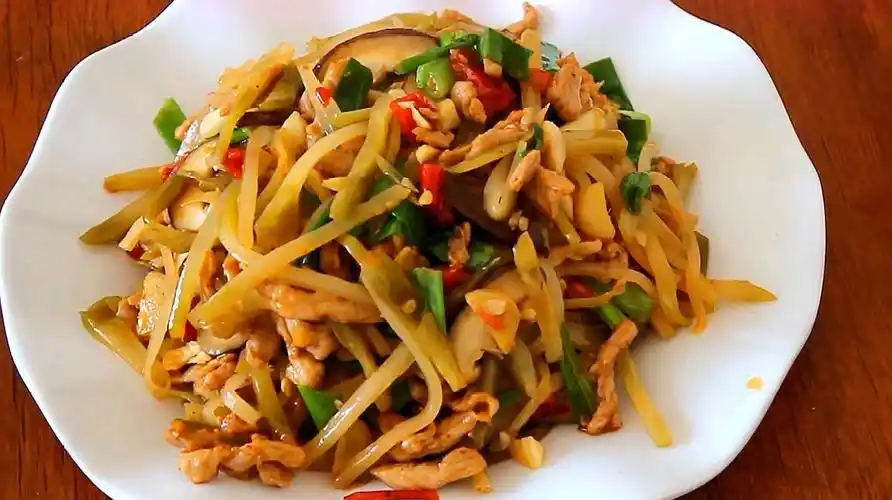 炒肉丝,咸鲜味美好吃入味,比饭店大厨做的好吃 服务升级 2榨菜香菇:很