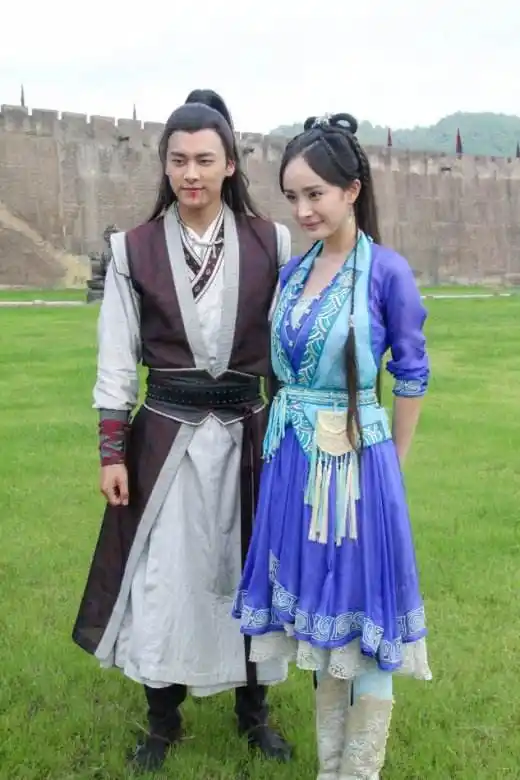 "知情人"曝杨幂和李易峰北京三里屯搂腰亲吻 两人行程揭露真相