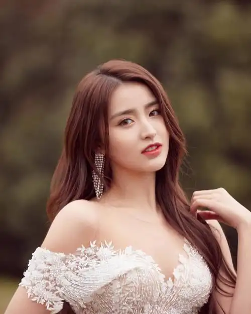 金子涵纯白蕾丝抹胸礼服,仙惹哦!