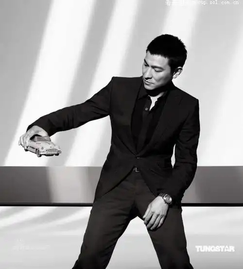 刘德华全新写真曝光黑白中也能找到精彩