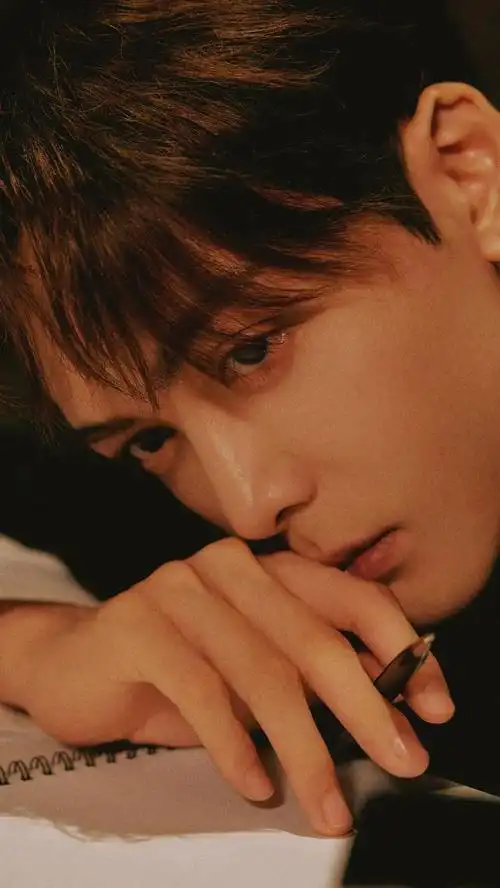 在这一期壁纸中,曾舜晞展现了他多面而迷人的风采,让人忍不住想要一探