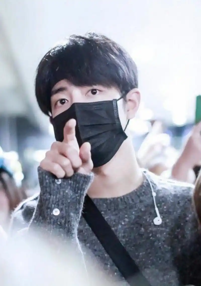 是林修崖时期充满艺术家气息的发带小赞赞! #肖战机场#  #发带战