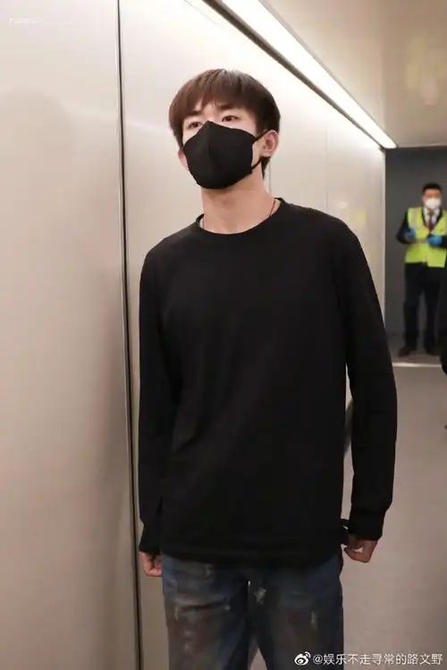 易烊千玺顺毛卫衣机场图