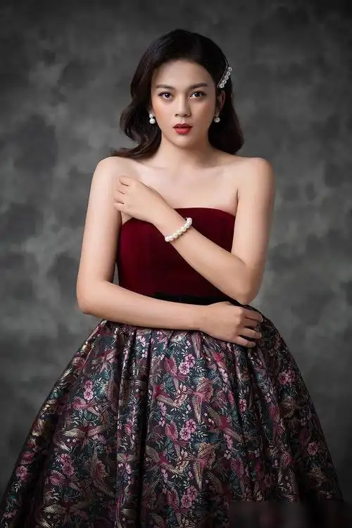 中印混血谈莉娜,肤色黑选择酒红色,穿抹胸裙也挡不住的丰盈感