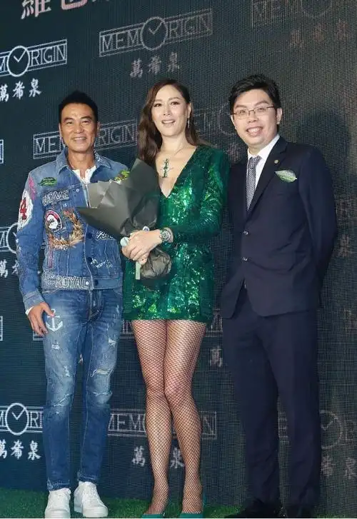 任达华眼光真不错老婆琦琦身材高挑有肉穿裹身裙时曲线太撩人