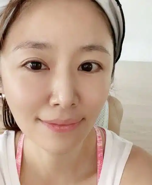 45岁林心如晒美照,单手托腮暴露小心机,这里看出她真实年龄_显得_照片